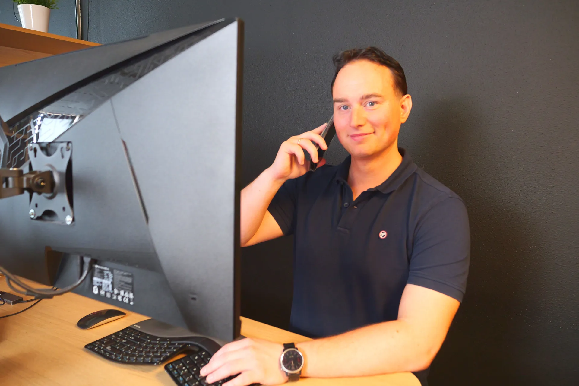 Pascal Rieder aan de telefoon op kantoor bij Tulipsoft